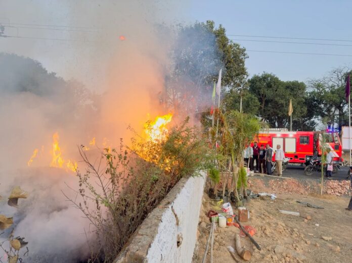 शॉर्टसर्किटमुळे शिक्षक कॉलोनी परिसरात आग