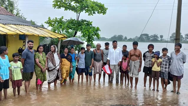 अर्जुनी/मोर मधील घरामध्ये पाणी घुसले ; डाॅ.भारत लाडे यांनी घेतली दखल